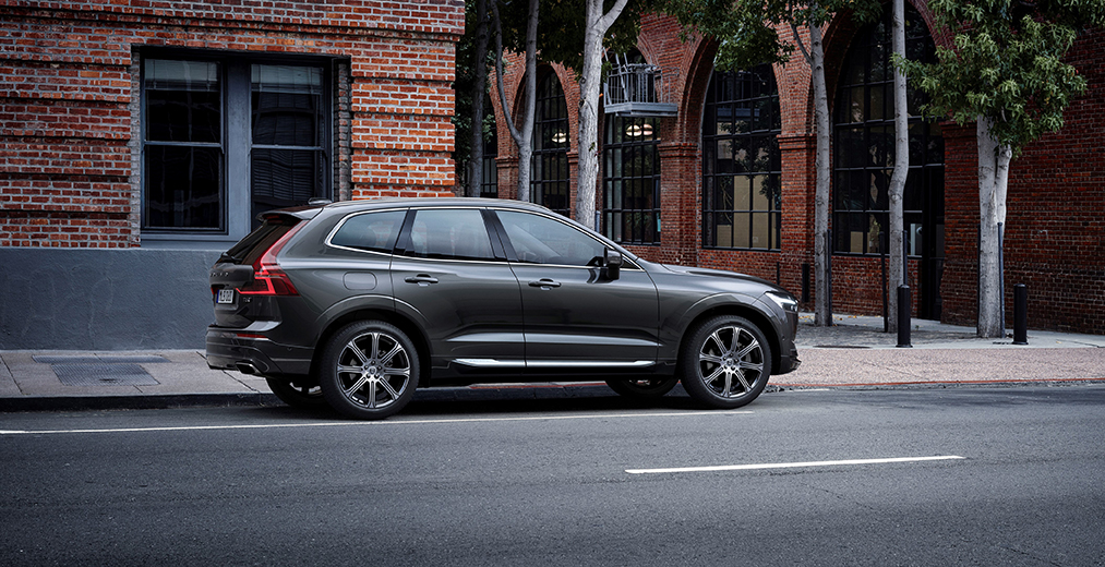 Volvo XC60 T6 Plug-in Hybrid AWD a noleggio lungo termine